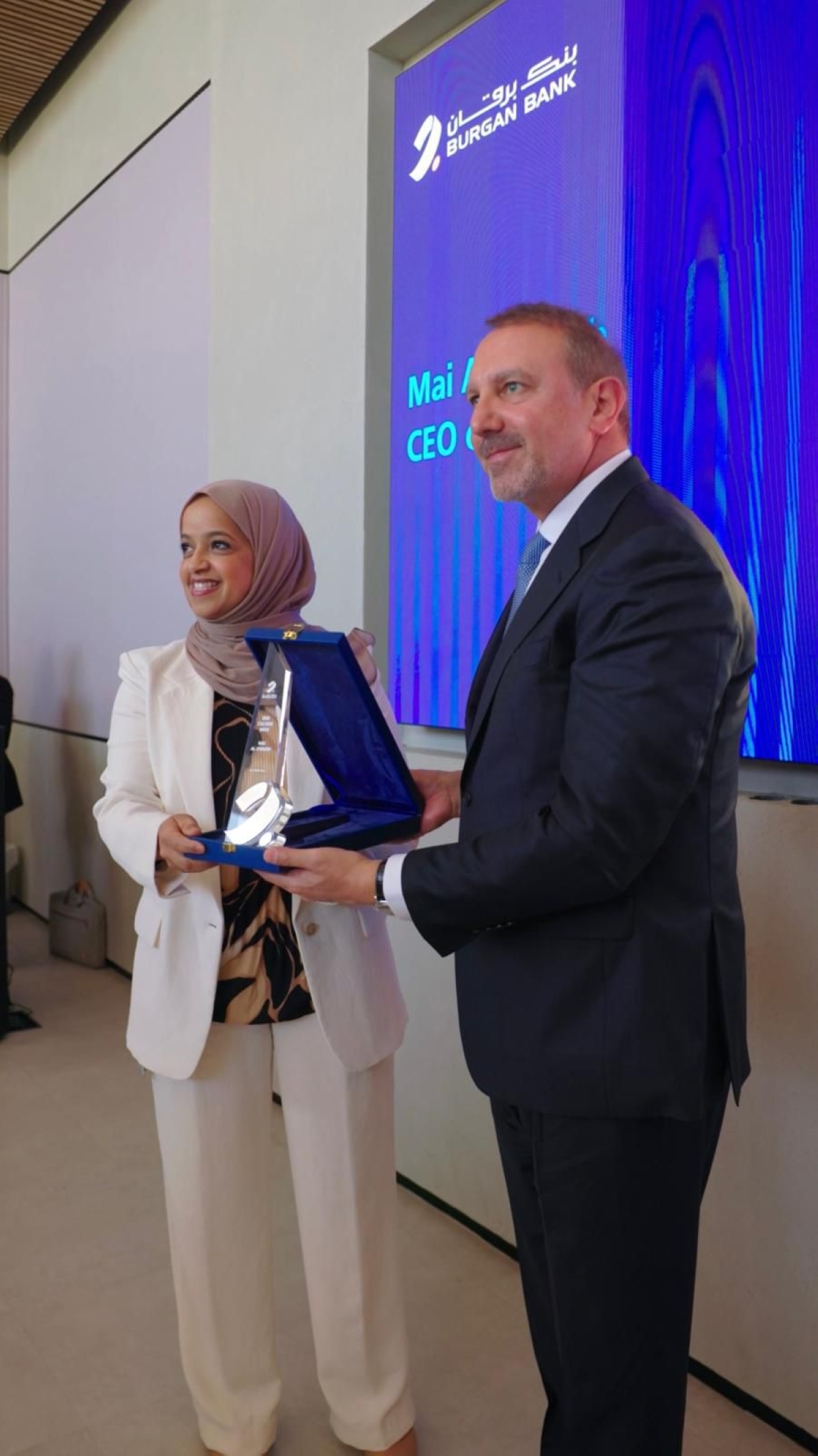 طوني ضاهر مكرماً مي العويش