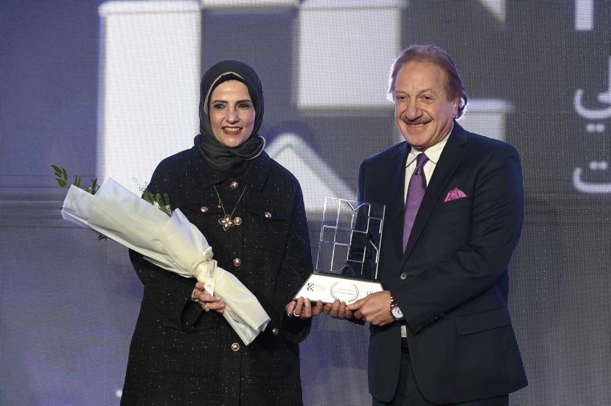 أريج الغانم تكرم الفنان محمد المنصور