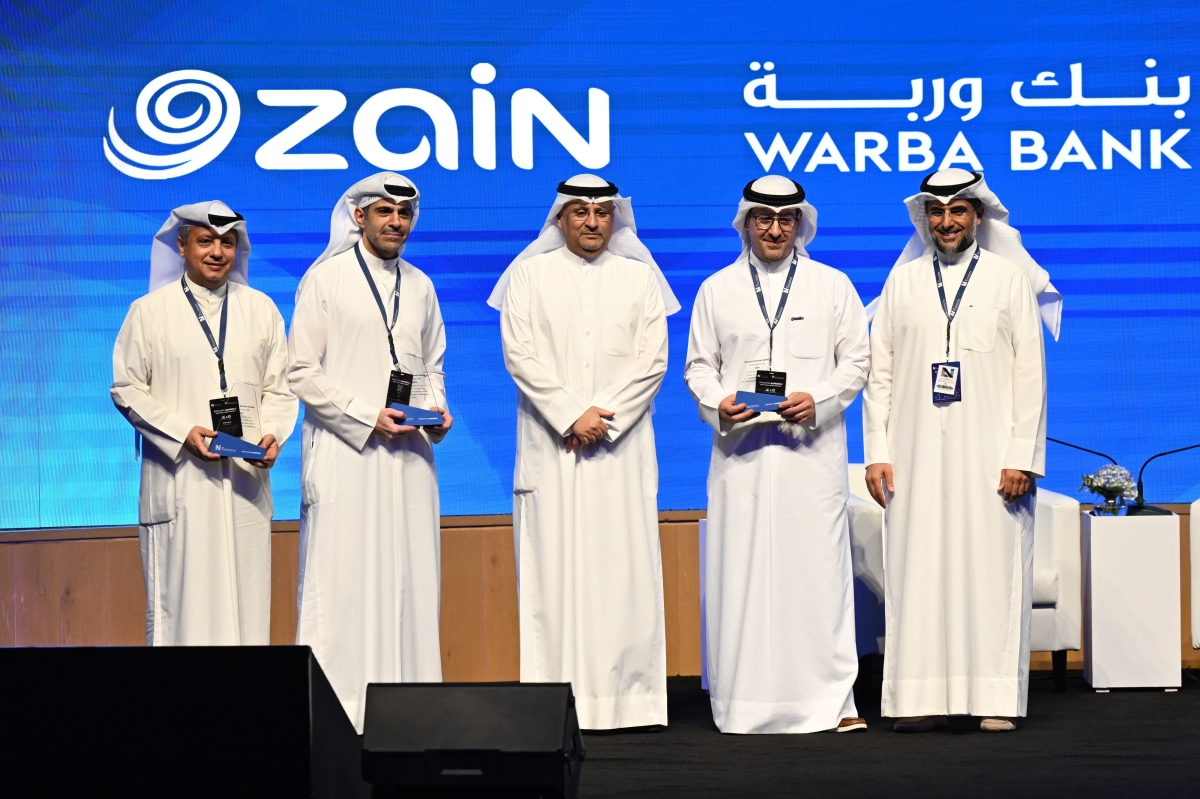 الوزير العمر مُكرّماً نواف الغربللي على دعم «زين» للمؤتمر