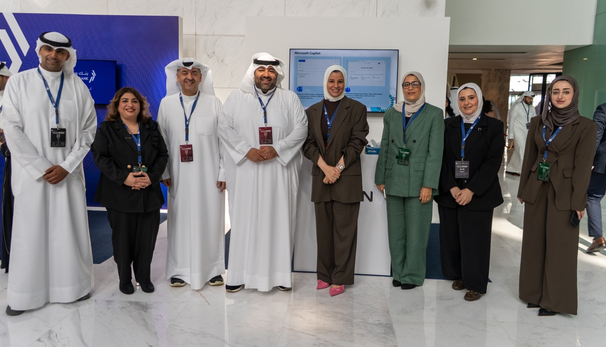 حمد المرزوق ووليد الخشتي مع فريق زين في جناح الشركة