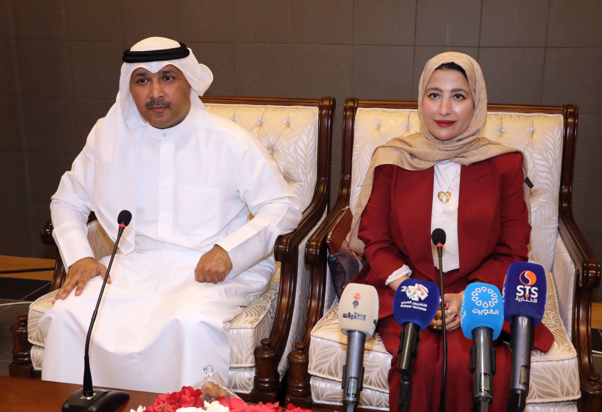 عائشة المحمود وخليفة الرباح خلال المؤتمر الصحافي