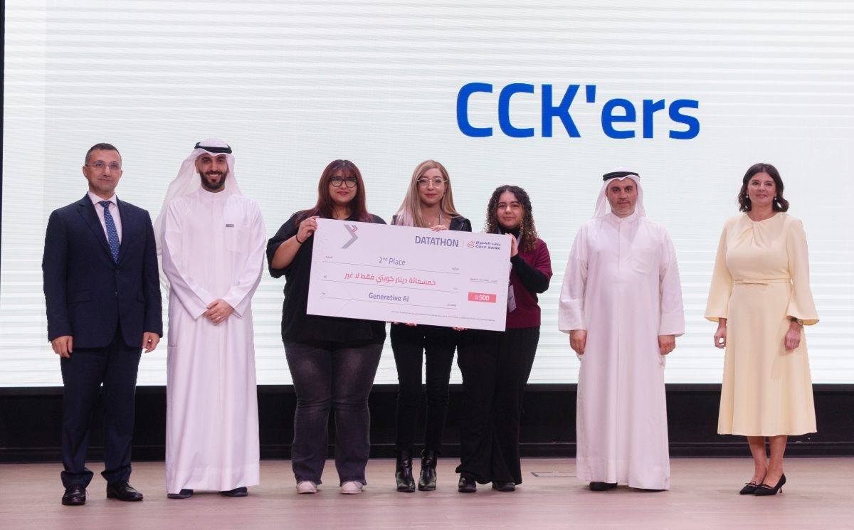 الدكتورة أسيل العوضي والمهري وهاشم بهبهاني وفادي شلوحي يسلمون الجائزة لأحد الفرق الفائزة