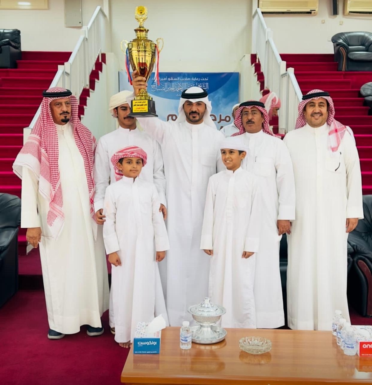 العتيبي يرفع كأس الهجن