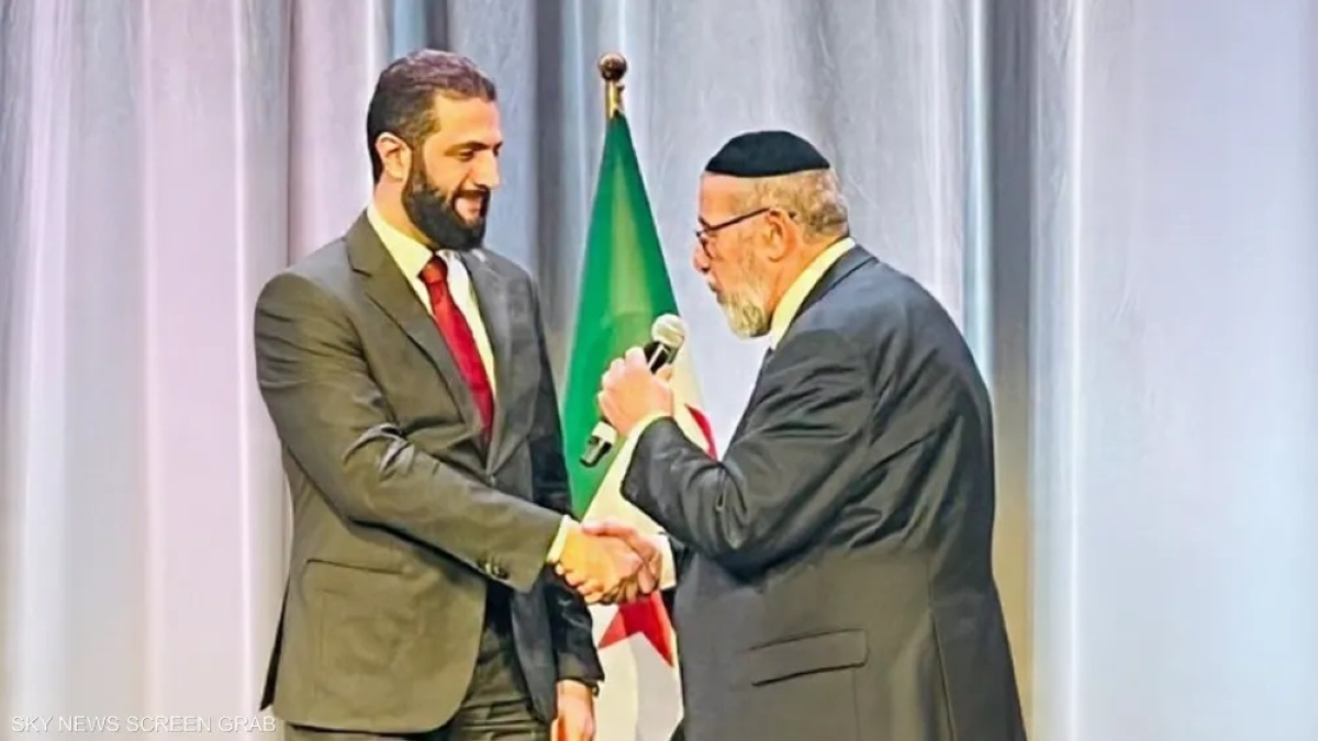 مصافحة بين الشرع وحمرة