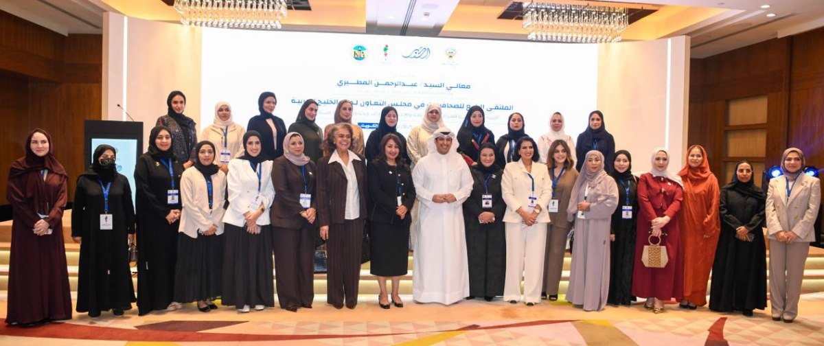 وزير الإعلام متوسطاً المشاركات في الملتقى (تصوير نايف العقلة)