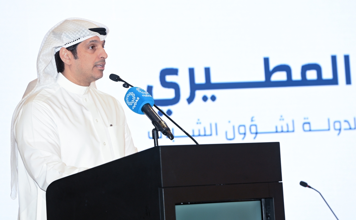 المطيري متحدثاً في افتتاح الملتقى