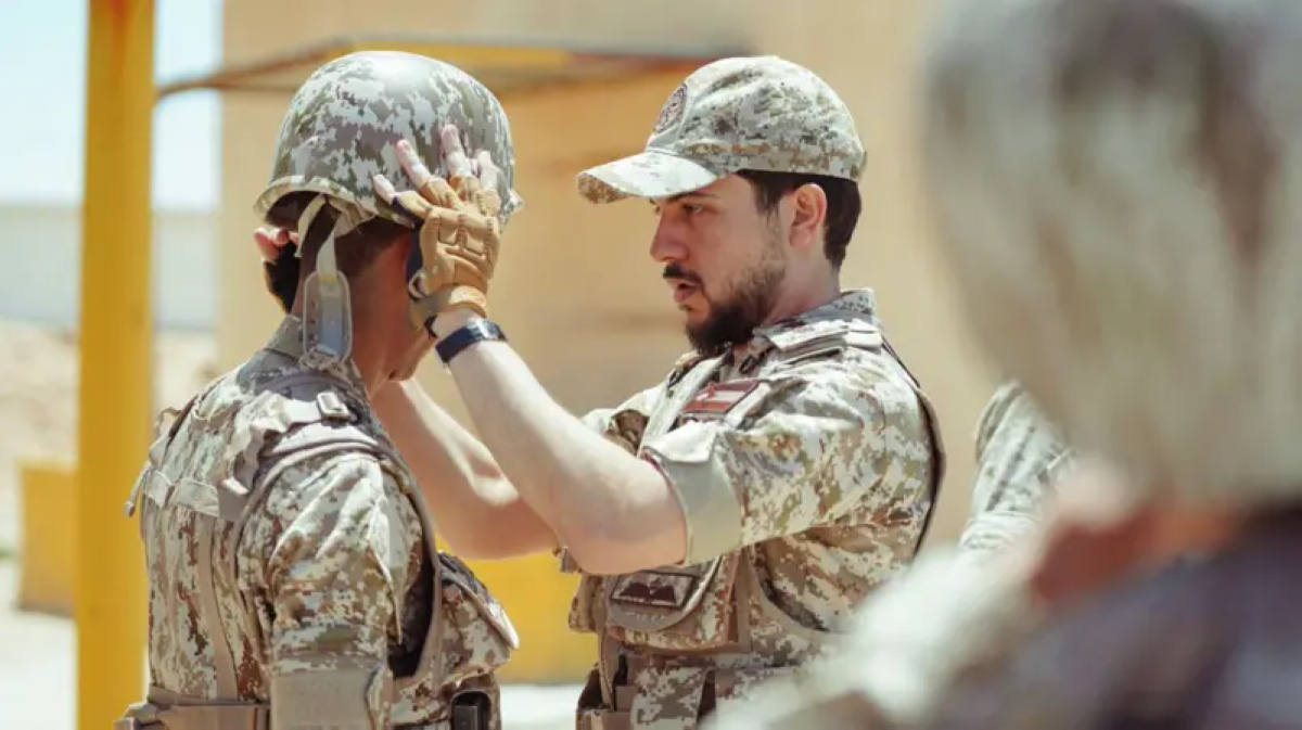 ولي العهد الأردني الأمير الحسين بن عبدﷲ الثاني خلال تدريب عسكري
