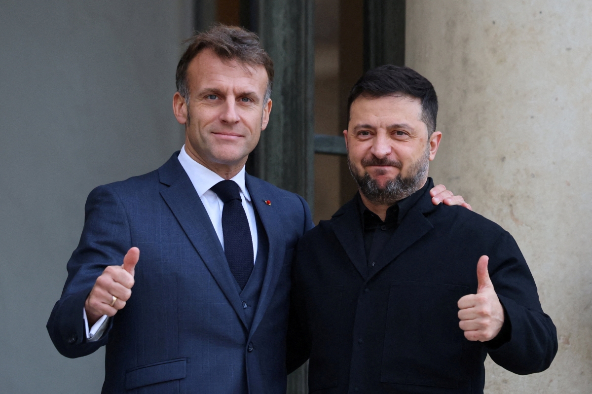 ماكرون مستقبلاً زيلينسكي في باريس (رويترز)