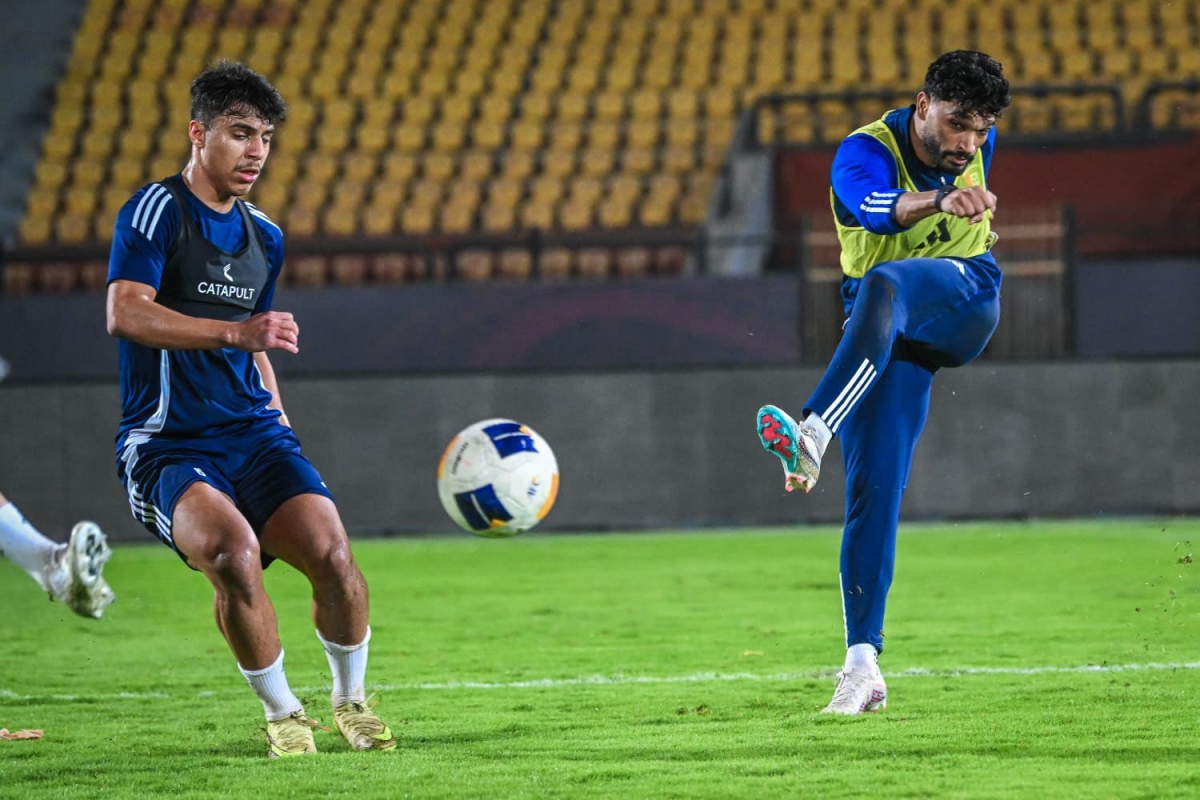 يوسف ناصر يسدد الكرة خلال المران الأخير