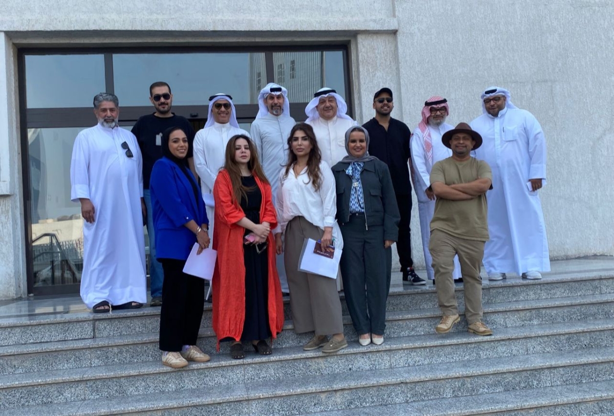 ممثلو الفرق المسرحية مع الشايع وعبدالرحيم