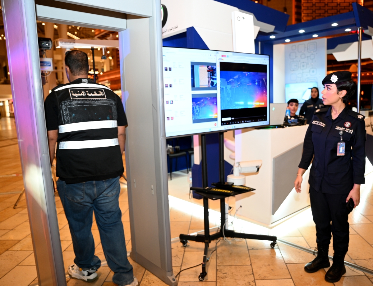 الرائد المكيمي تشرح آلية رصد الكاميرات للمطلوبين      (تصوير نايف العقلة)