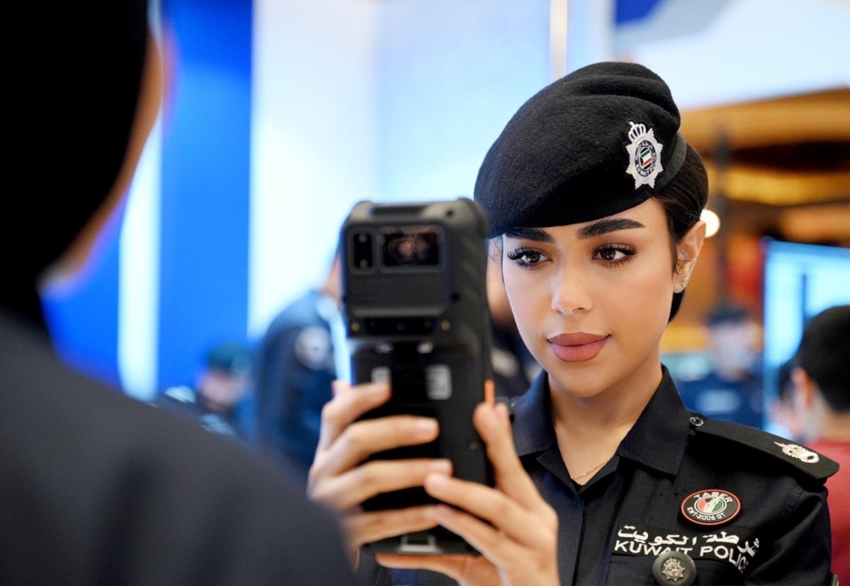 جهاز استعلام يدوي مزود بكاميرا ذكية