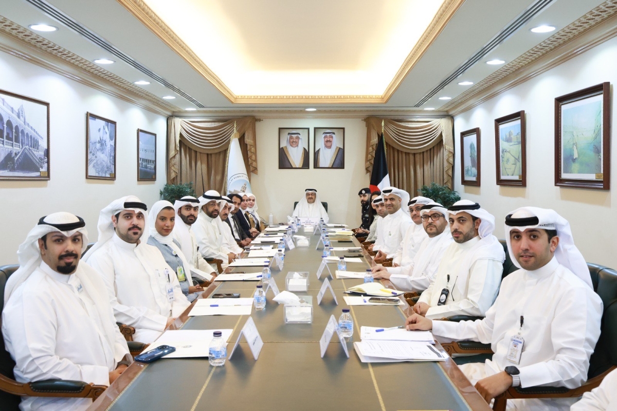 محافظ العاصمة مترئساً الاجتماع