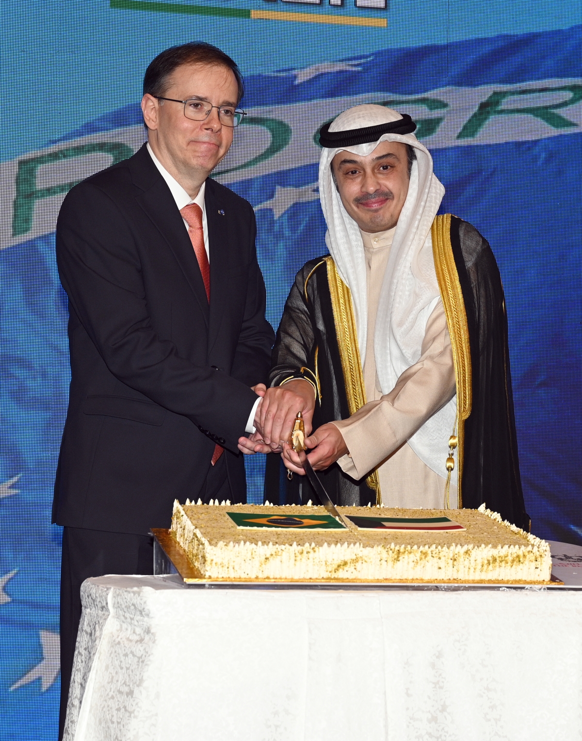 الوزير المفوض الأحمد وسفير البرازيل يقطعان قالب حلوى الاحتفال    (تصوير نايف العقلة)