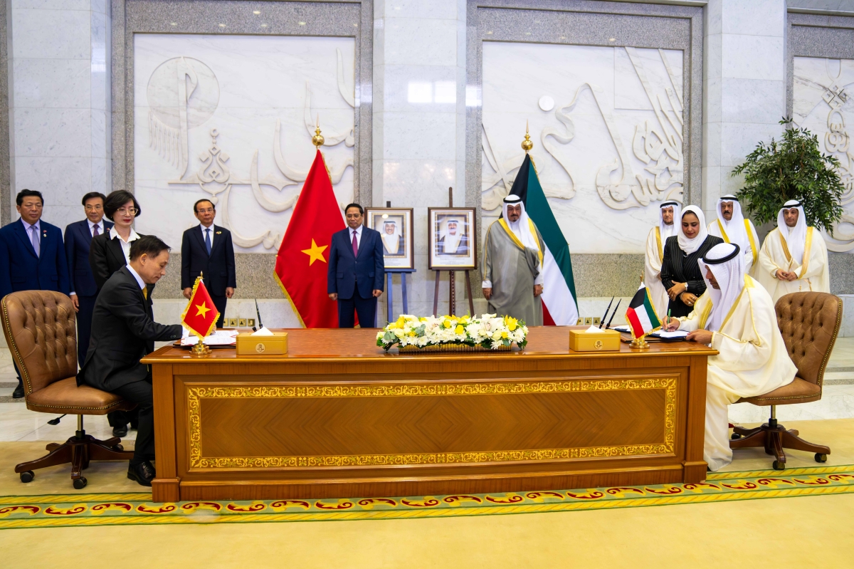 جانب من توقيع الاتفاقية الدبلوماسية