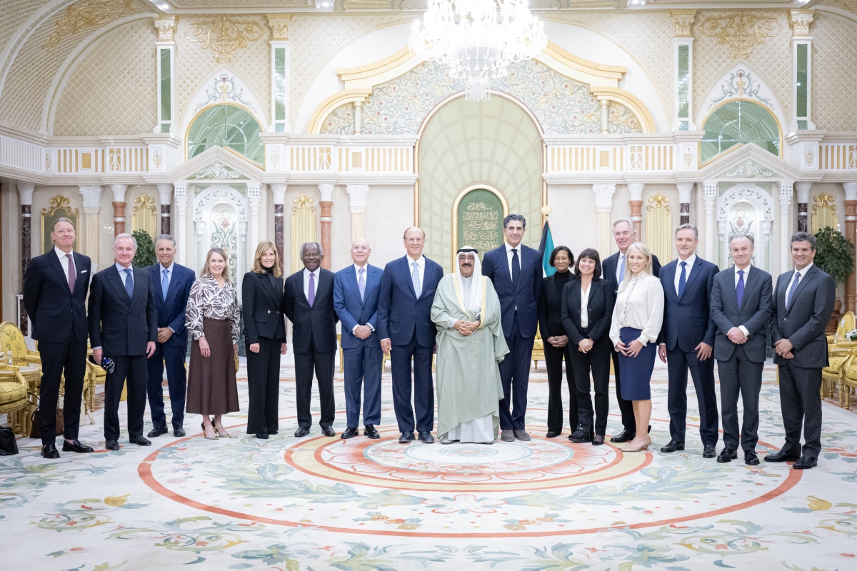 سمو الأمير متوسطاً وفد شركة «بلاك روك»