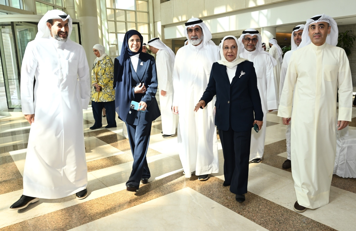 عبدالله التويجري والدكتورة منى الأحمد والدكتورة موضي الحمود والقيادات من بوبيان وجامعة عبدالله السالم