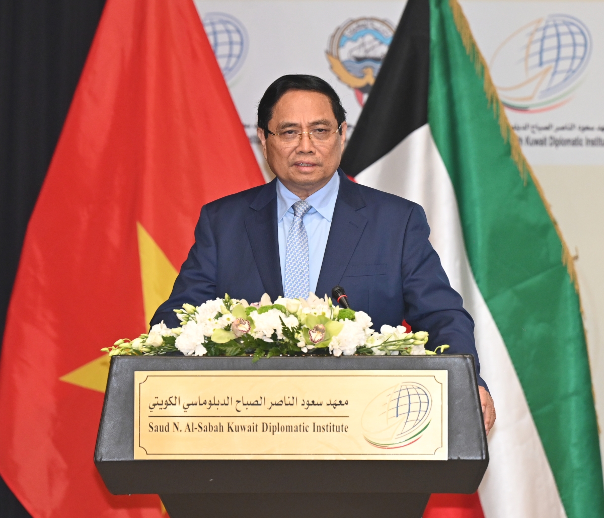 تشينه متحدثاً في المعهد الدلبوماسي (تصوير أسعد عبدالله)