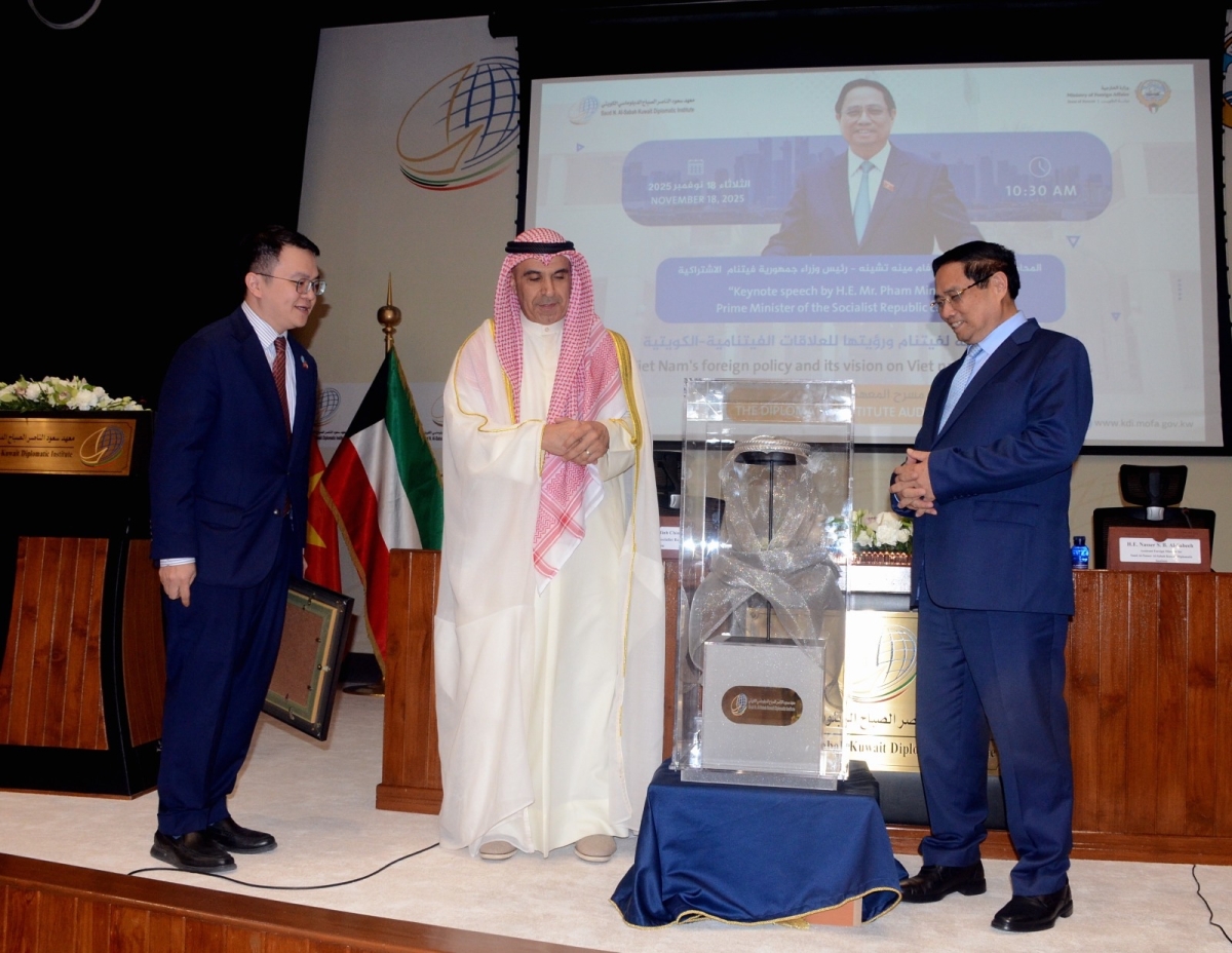 رئيس وزراء فيتنام يتلقى هدية تذكارية من المعهد