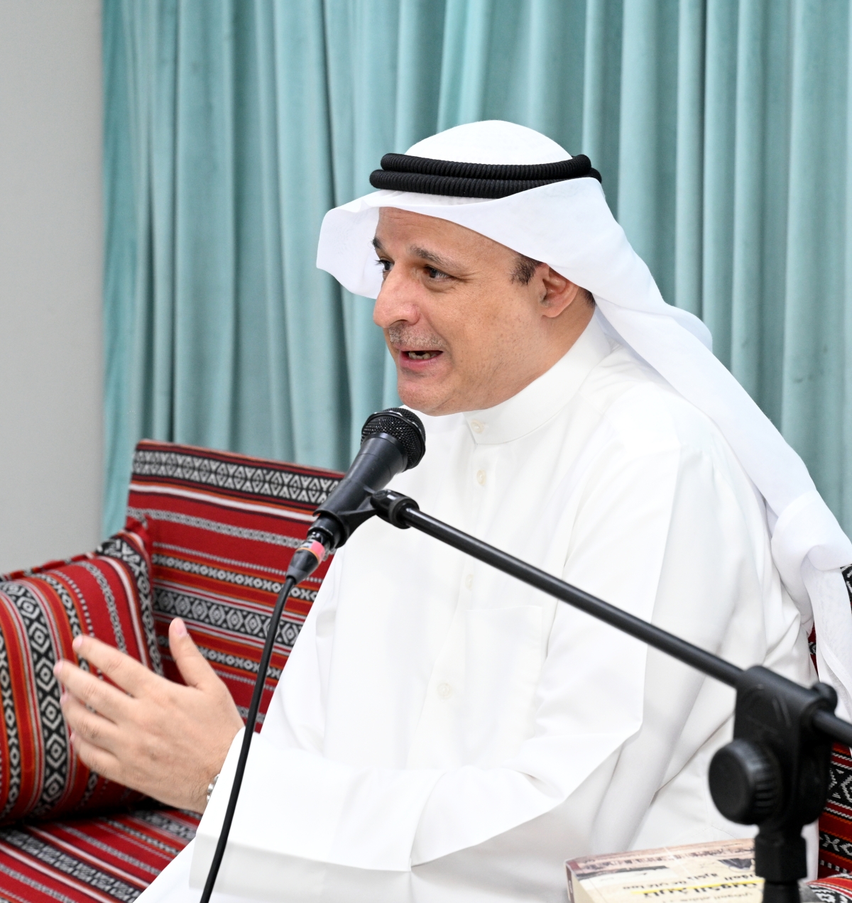 الدكتور هشام العوضي يُلقي محاضرته حول كتابه الجديد (تصويرنايف العقلة)