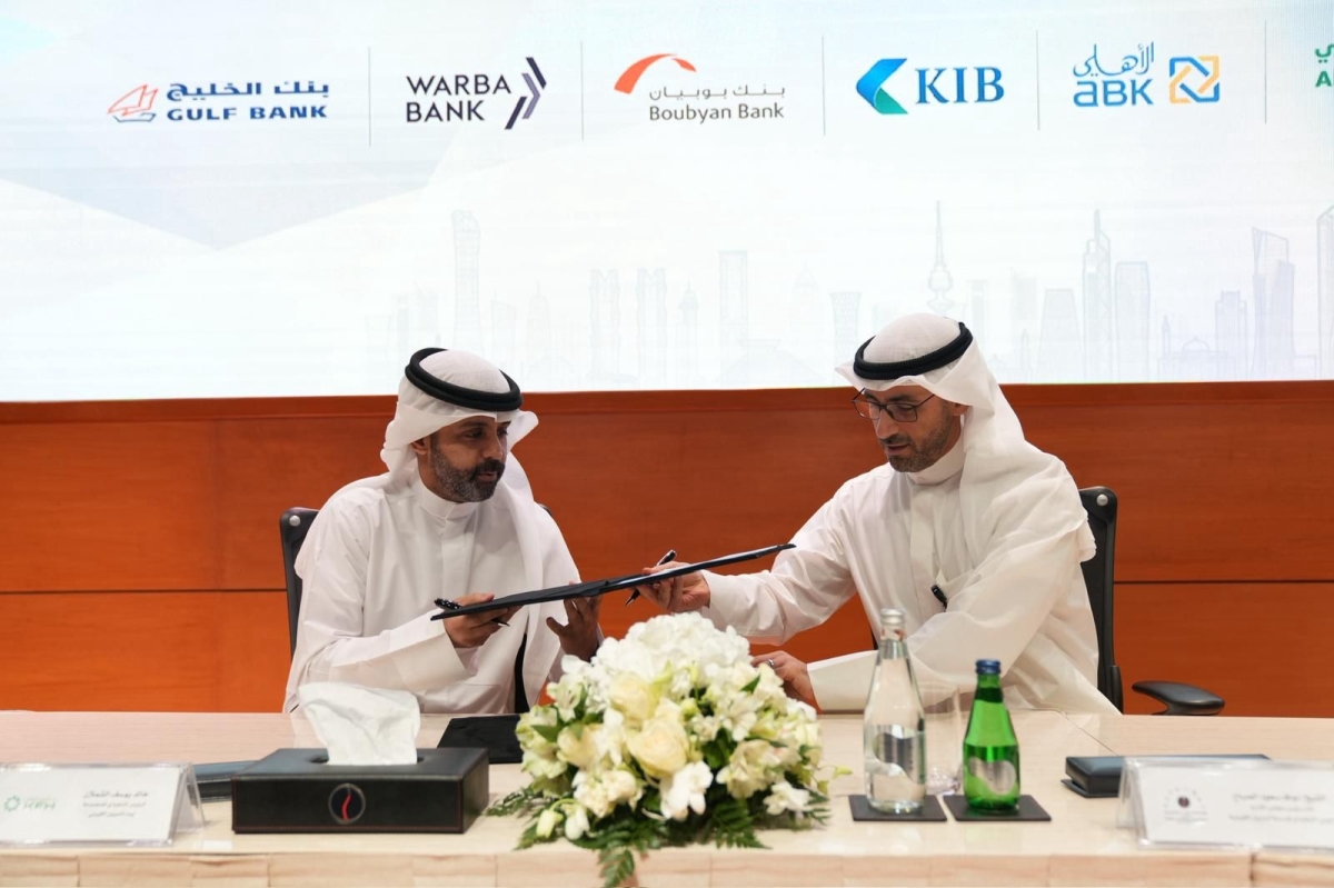 السعود يتبادل الاتفاقية مع الشملان