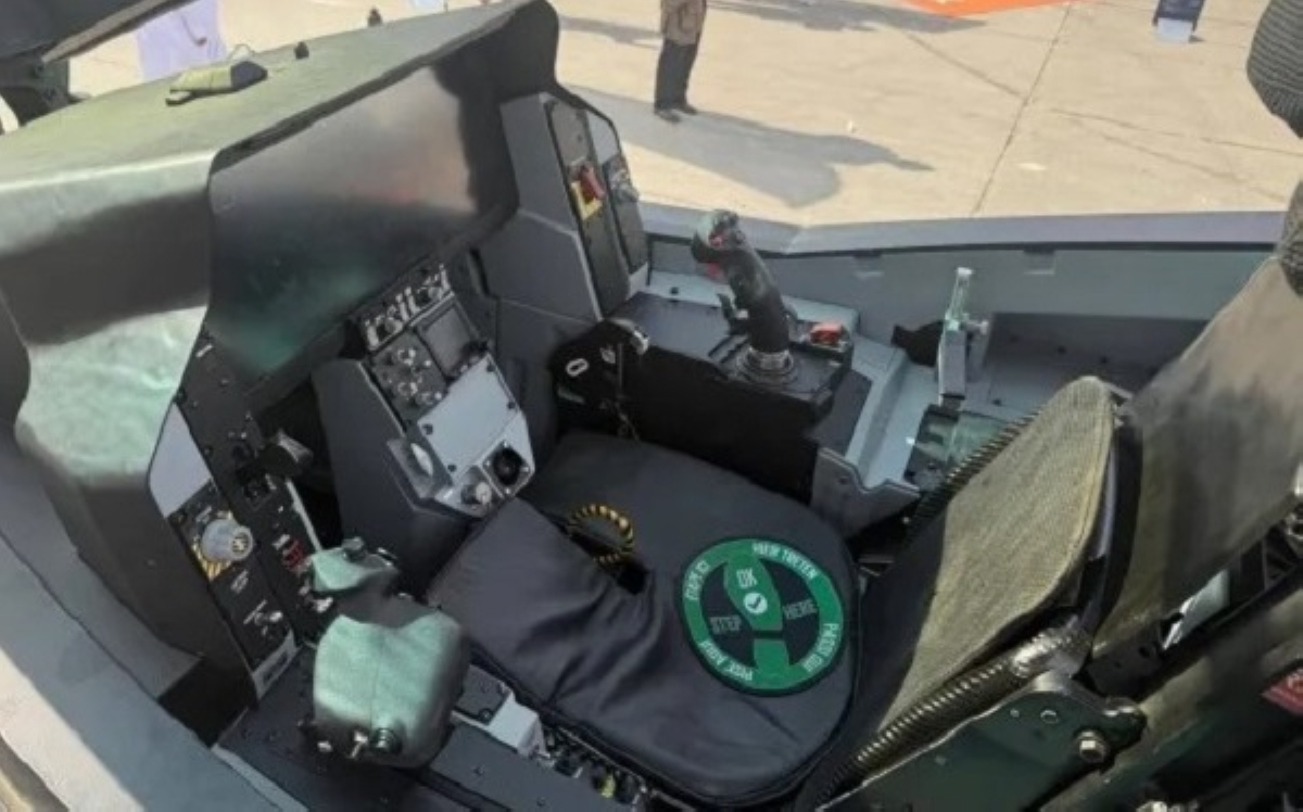 مقصورة الطيار في مقاتلة «إف - 35»