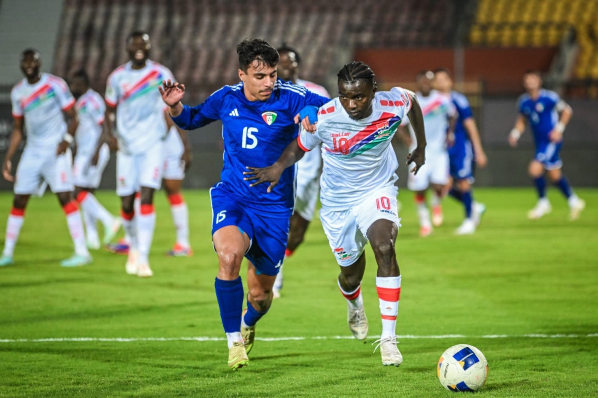 مدافع غامبا يحاول إبعاد الكرة من أمام لاعب «الأزرق» يوسف ماجد