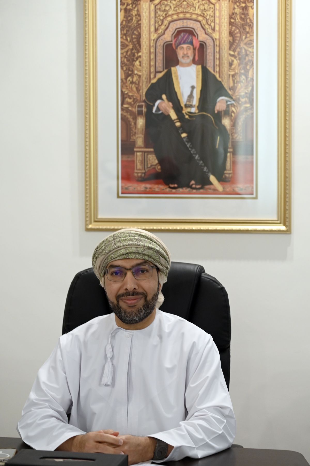 السفير الخروصي متحدثاً في المؤتمر الصحافي (تصوير سعود سالم)