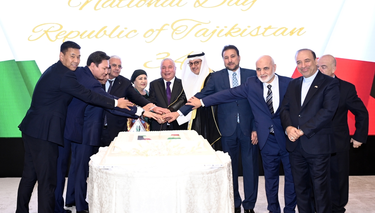 المخيزيم وسفراء آسيا يشاركون زبيدوف قطع قالب الحلوى (تصوير سعود سالم)