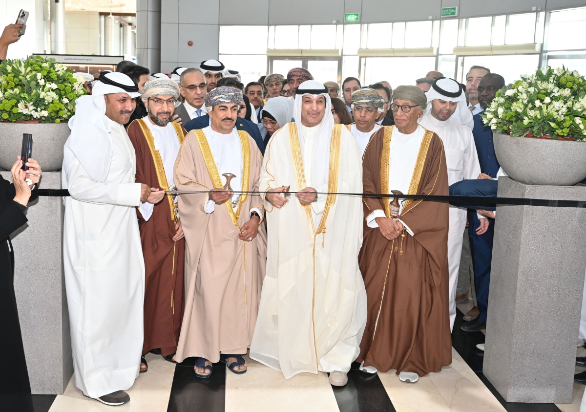 المطيري يقص شريط افتتاح المعرض بحضور ضيوف الكويت (تصوير أسعد عبدالله)