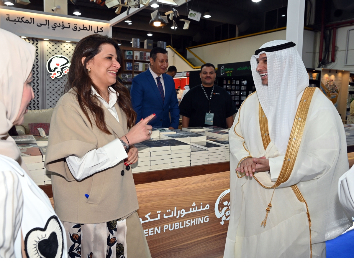 الوزير في حديث مع الكاتبة بثينة العثمان في جناح «تكوين»