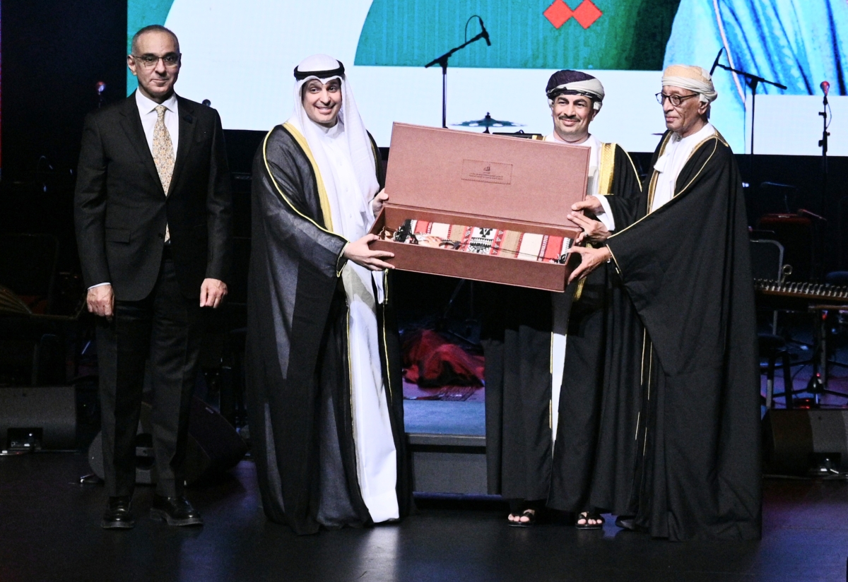 المطيري يُكرّم شخصية المعرض محمد بن الزبير (تصوير نايف العقلة)