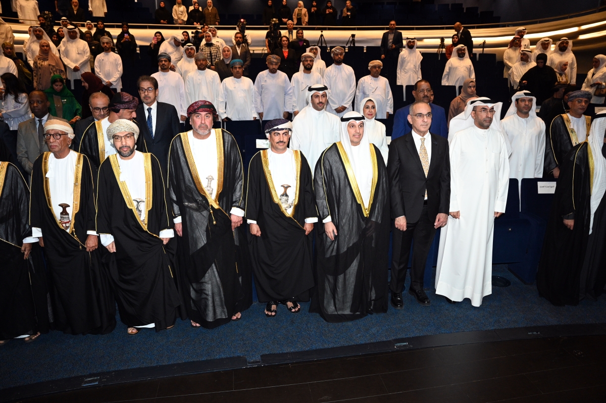 وزير الإعلام يتوسط كبار الحضور في حفل افتتاح المعرض بمركز جابر الثقافي