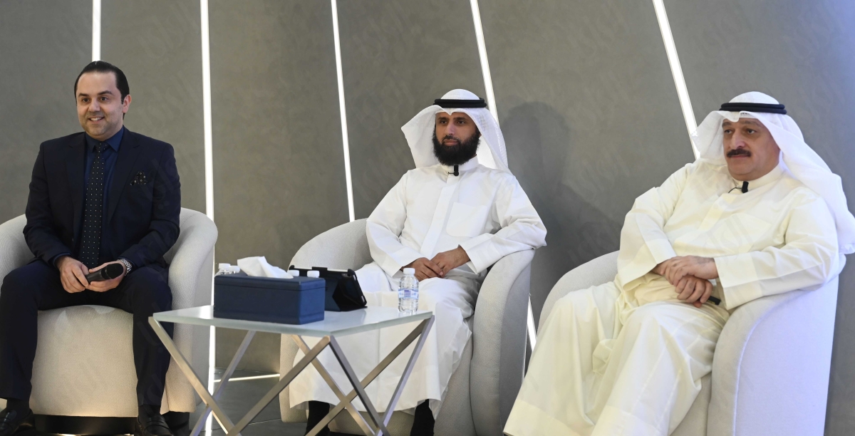 العوضي والرشيدي والسند لدى تقديم العرض في مركز التواصل الحكومي 