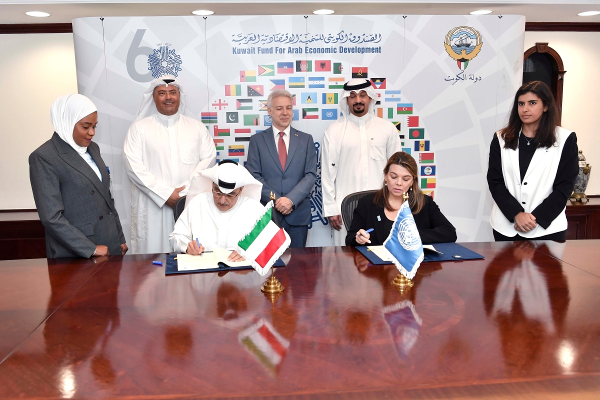 وليد البحر و إيما مورلي خلال التوقيع