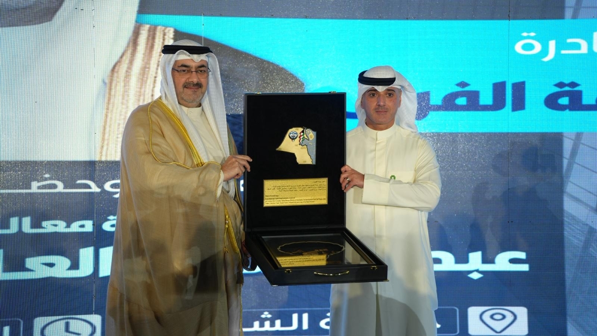 المطوع متسلماً تكريم «بيت التمويل» من محافظ العاصمة