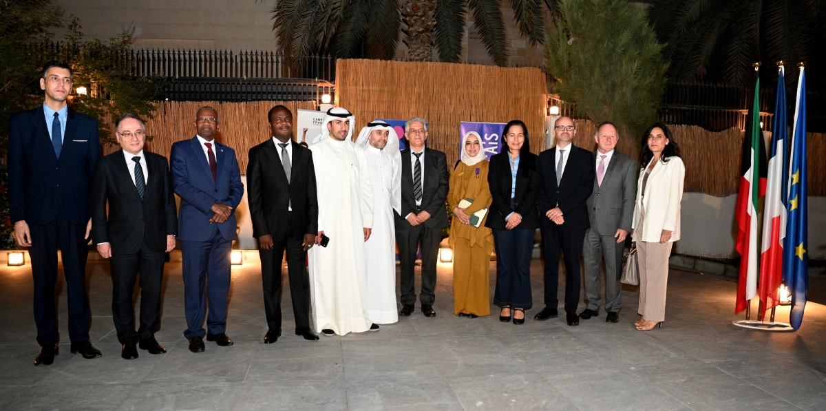 السفير الفرنسي وأنوار الرضوان يتوسطان مجموعة من معلمي اللغة الفرنسية (تصوير نايف العقلة)