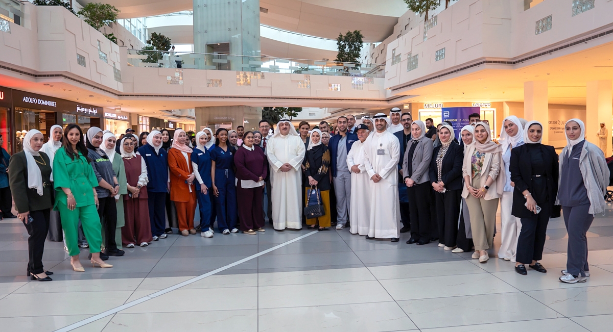 العوضي مُتوسطاً فريق «زين» ومُنظّمي الفعالية 
