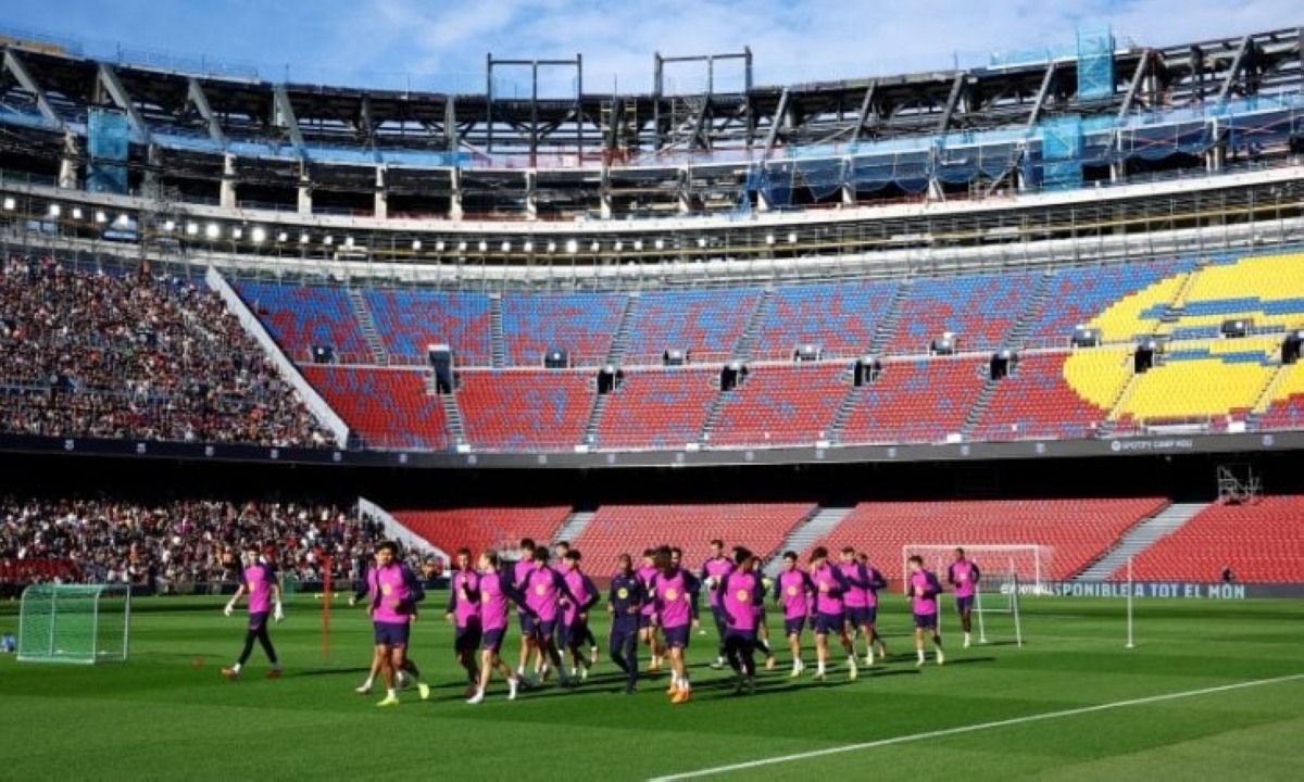 لاعبو برشلونة خلال تدريب سابق على ملعب «كامب نو»