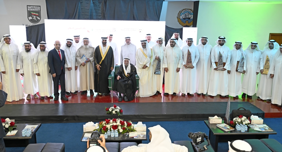 العجمي والعيسى والعتيبي في لقطة جماعية مع المكرّمين