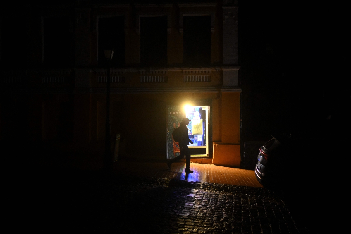 الظلام يلف كييف (أ ف ب)