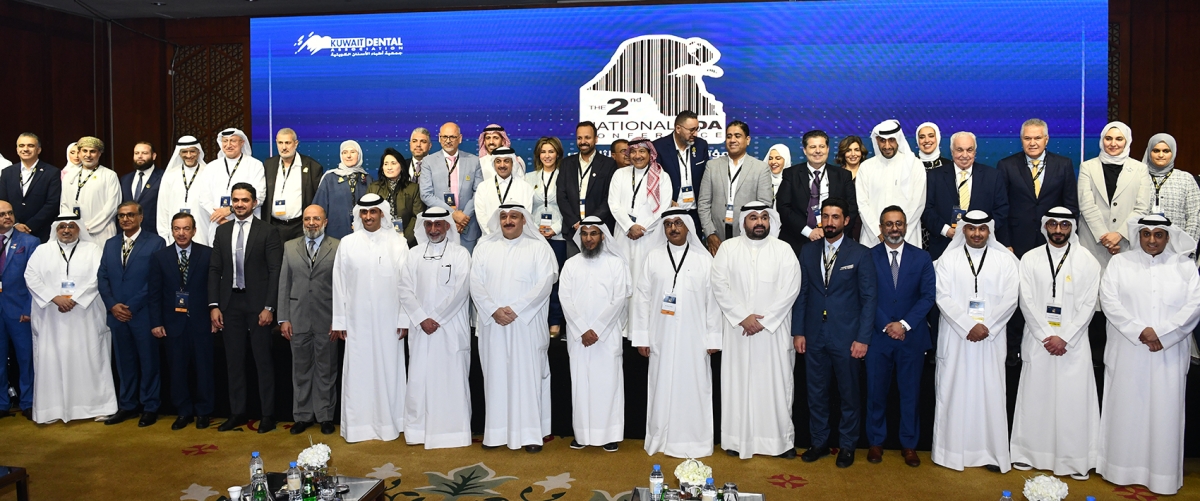 وزير الصحة متوسطاً المشاركين في المؤتمر