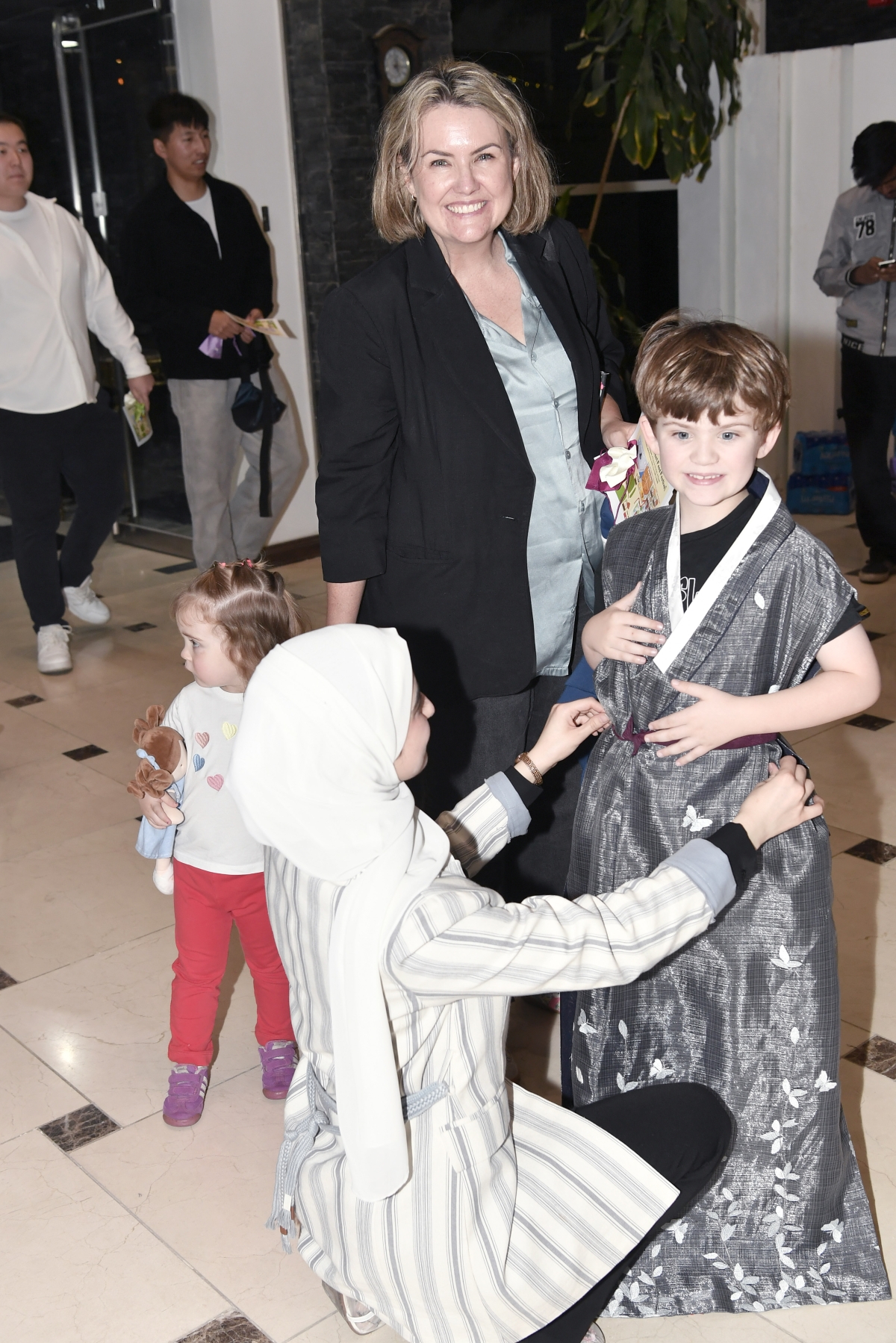 السفيرة الأسترالية وابنها بالزي الكوري