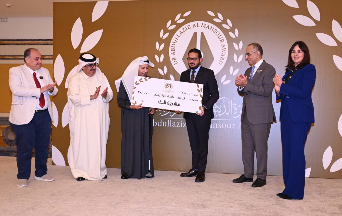 ممثل دار «أرجوحة» يتسلم الجائزة (تصوير نايف العقلة)