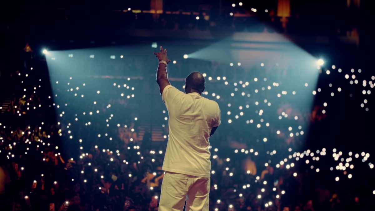 تفاعل الجمهور مع Akon عبر إضاءة هواتفهم