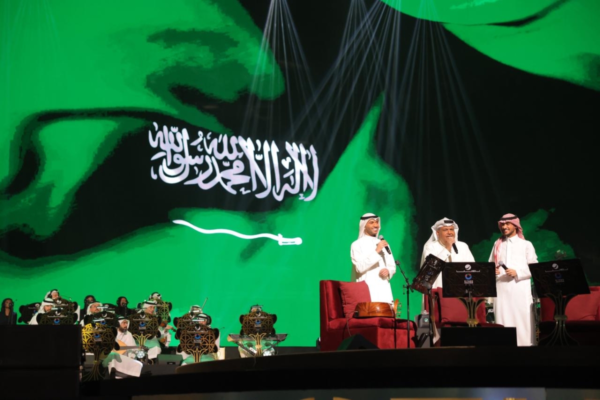 بيل شعيل محاطاً بعايض ومطرف المطرف