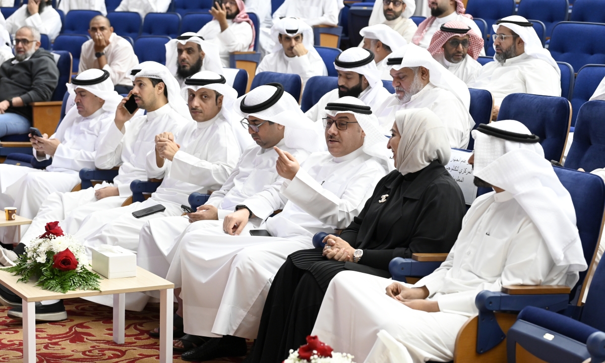 السويلم متوسطاً ممثلي الجهات الرسمية خلال فعاليات إجراء قرعة الحج