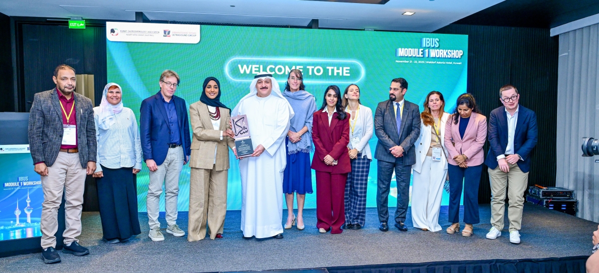 هبة الفرحان تقدم درعا تذكارية لوزير الصحة