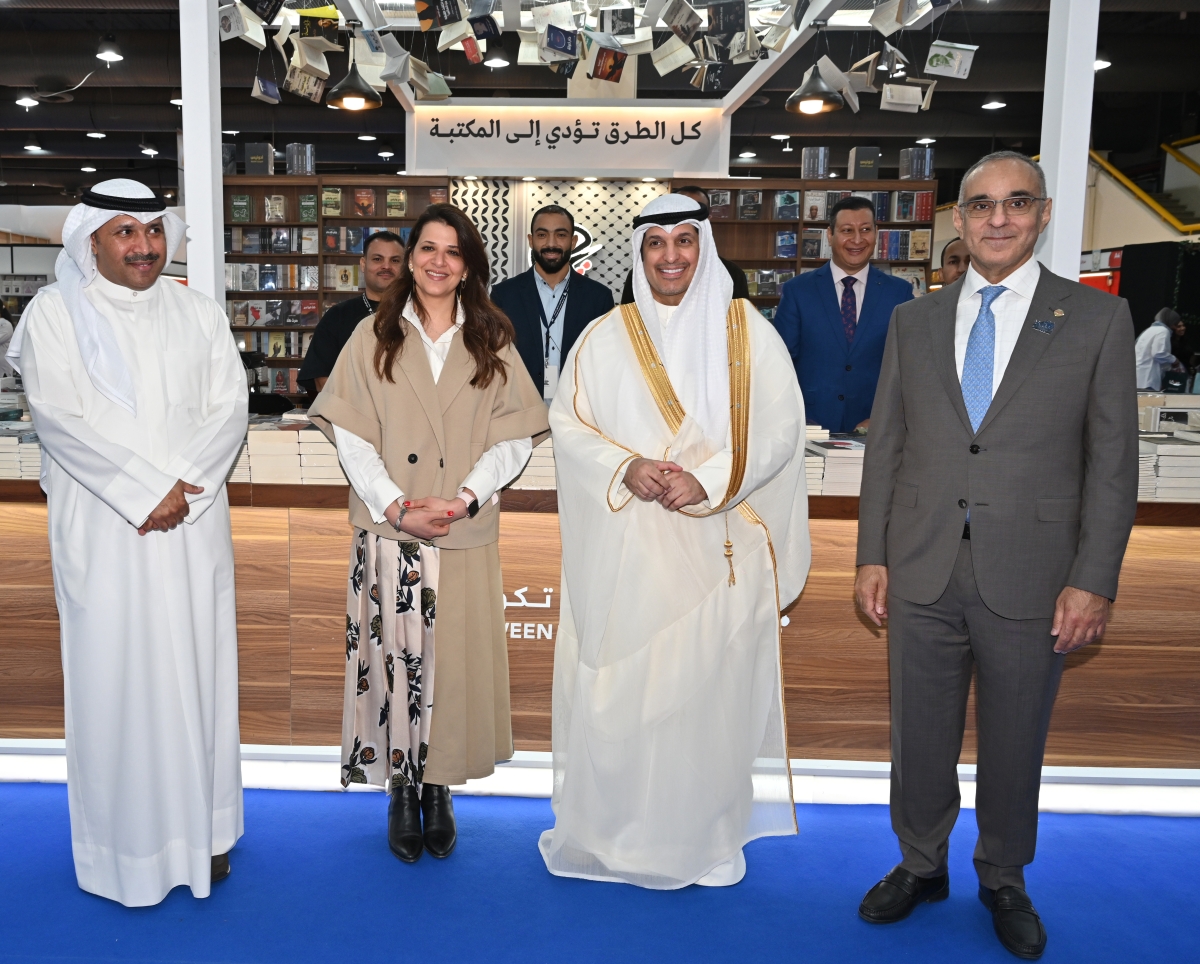 وزير الإعلام متوسطاً محمد الجسار وبثينة العيسى وخليفة الرباح    (تصوير أسعد عبدالله)