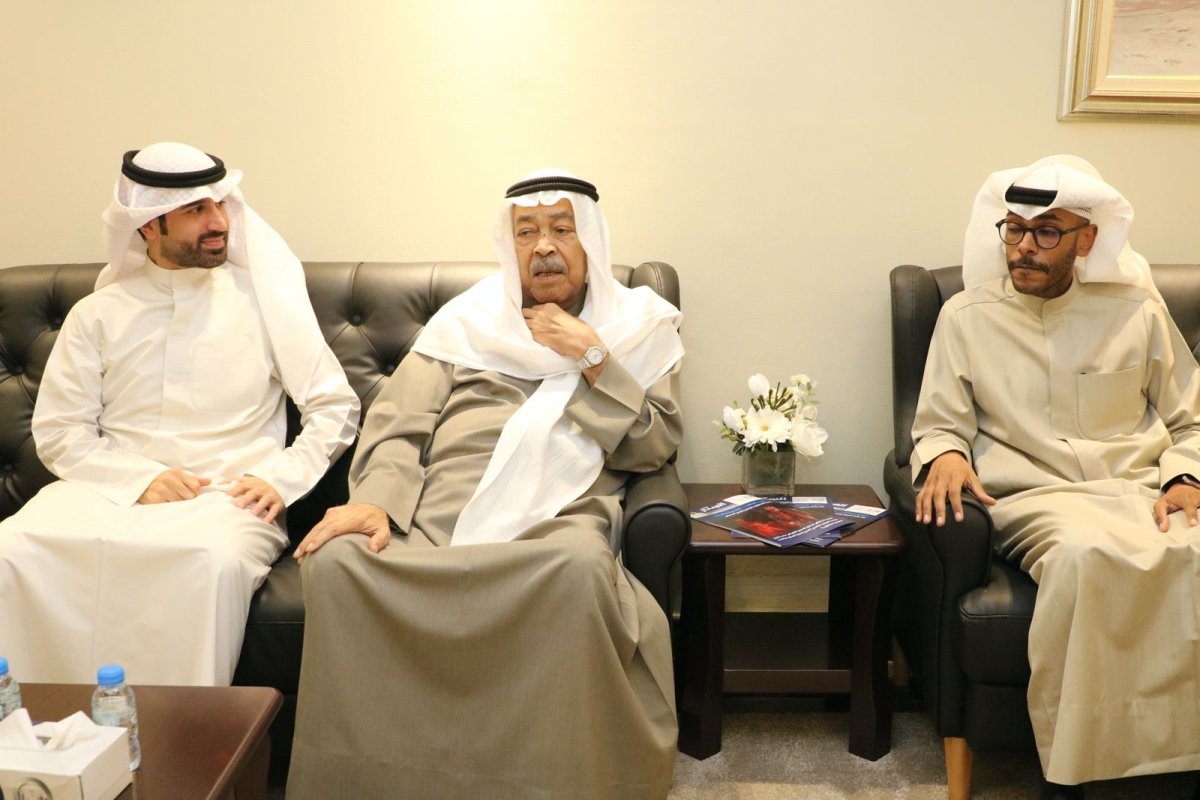 الفرج يتوسط نجله مجبل ورئيس المهرجان محمد المزعل